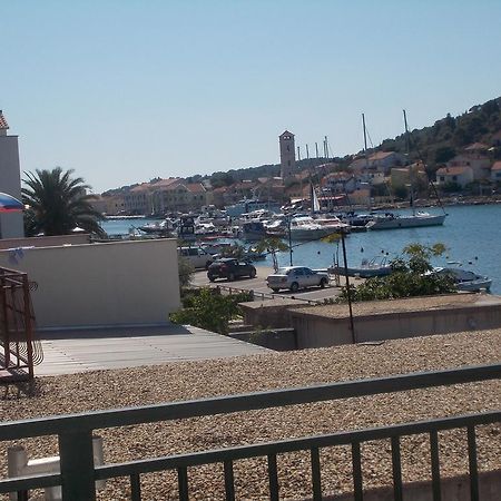 Waterfront Apartments Tisno Quarto foto