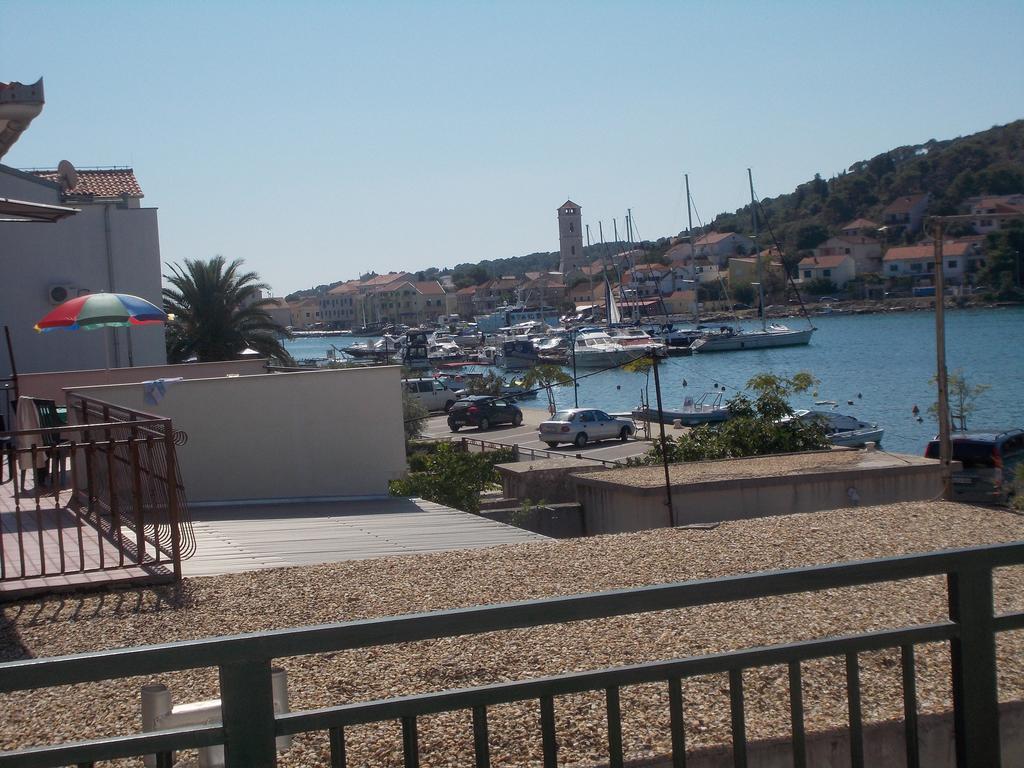 Waterfront Apartments Tisno Quarto foto